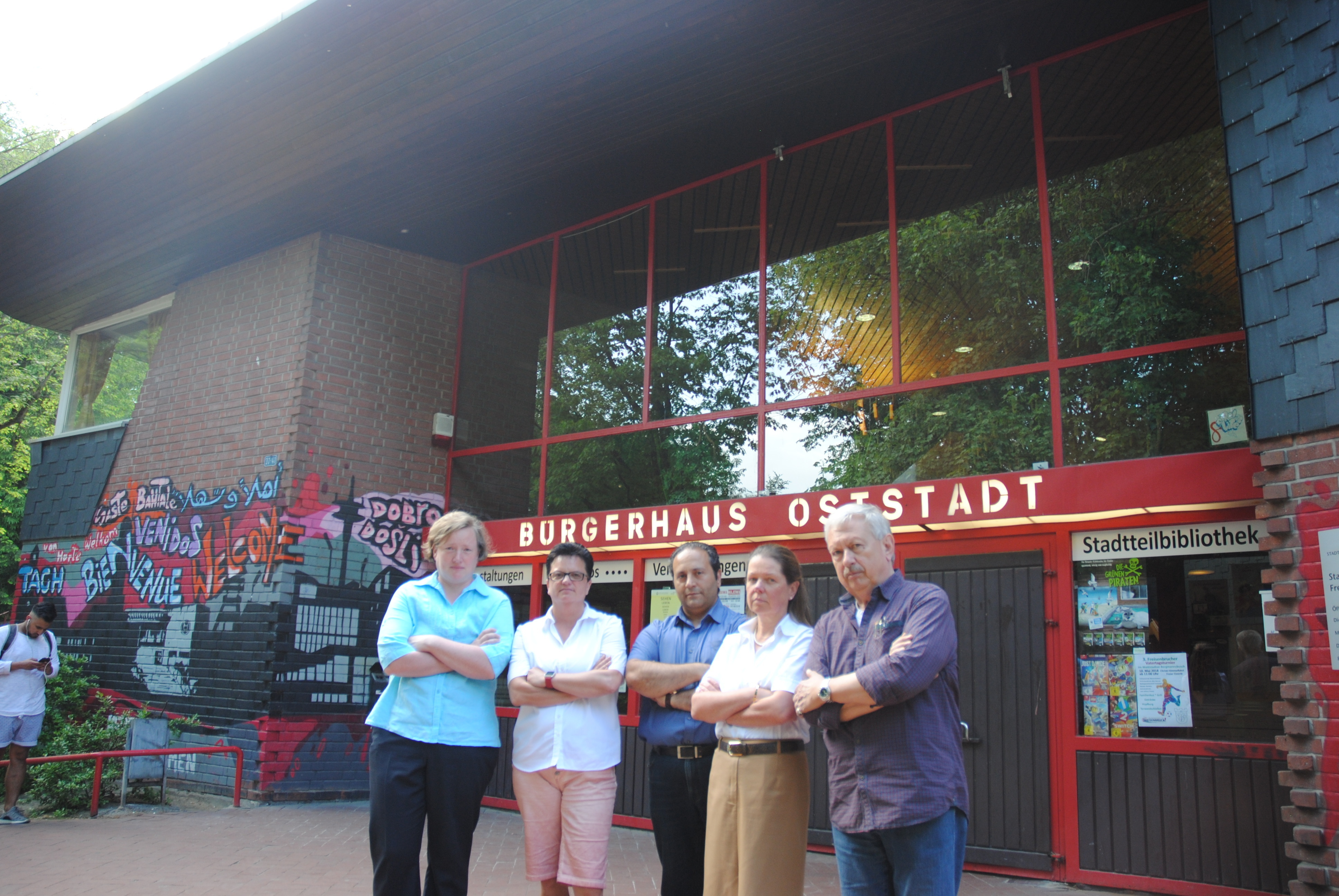 Dicke Luft herrscht derzeit in der BV, obwohl sich die Bezirksvertreter der verschiedenen Fraktionen einig sind. Niole Markner, Michaela Heuser, Yilmaz Günes, Barbara Soloch und Eduard Schreyer (v. li.) fordern gemeinsam die Berichterstattung der Verwaltung in der nächsten BV-Sitzung. Foto: maschu