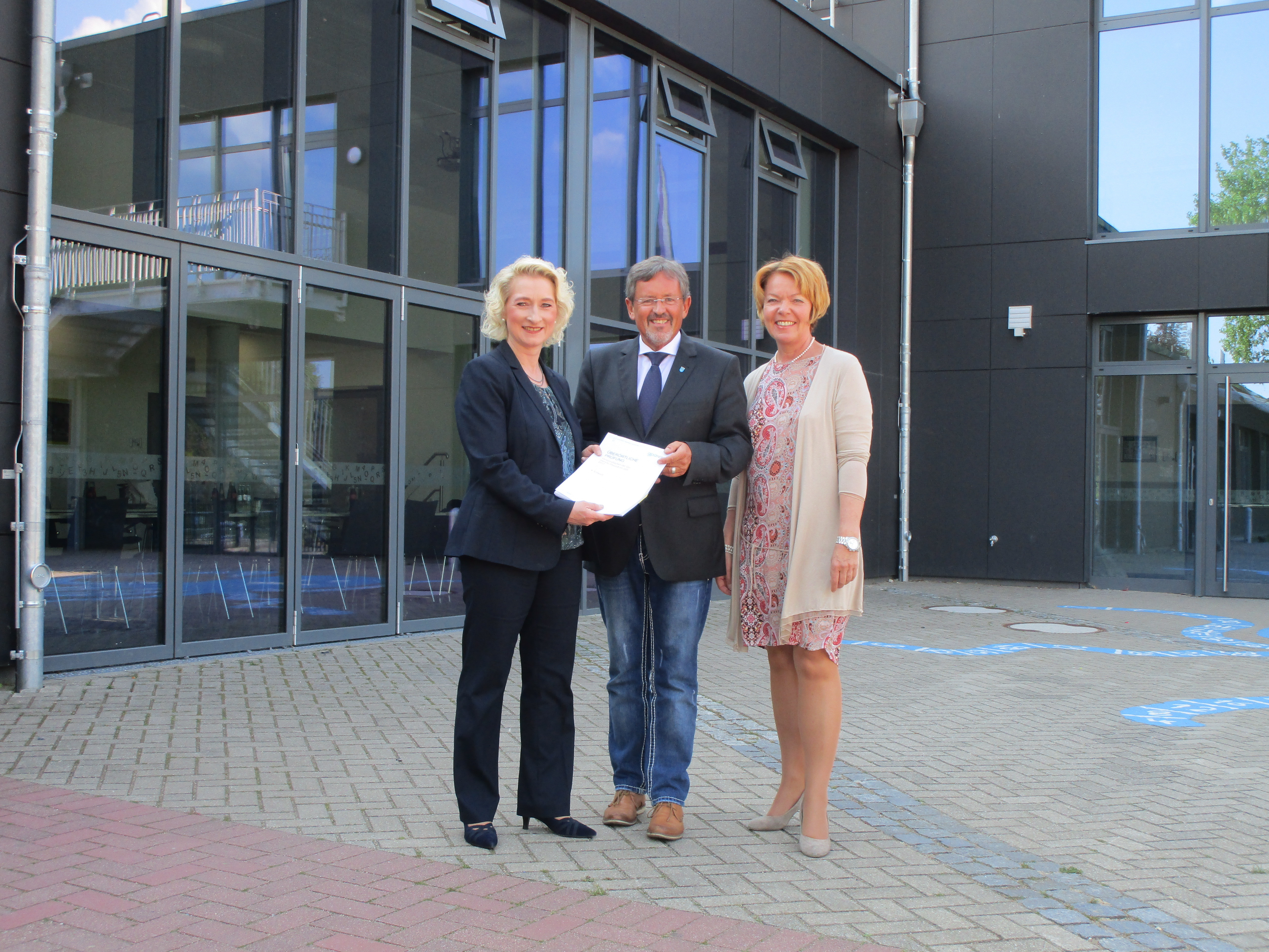 Freuen sich: (v.li) Simone Kaspar, Vizepräsidentin der Gemeindeprüfungsanstalt (GPA), Bürgermeister Klaus Kleinenkuhnen und Prüfgruppenleiterin Birgit Cramer-Görtz
Foto: gpa NRW
