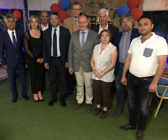 Gespräch mit Bürgermeister Dr. Mustafa Turgut (4. v. l.), stellv. Bürgermeister Abdullah Yilmaz (l.) und Sami Burkut, Leiter des Seniorenbüros. Foto: Stadt Bergkamen