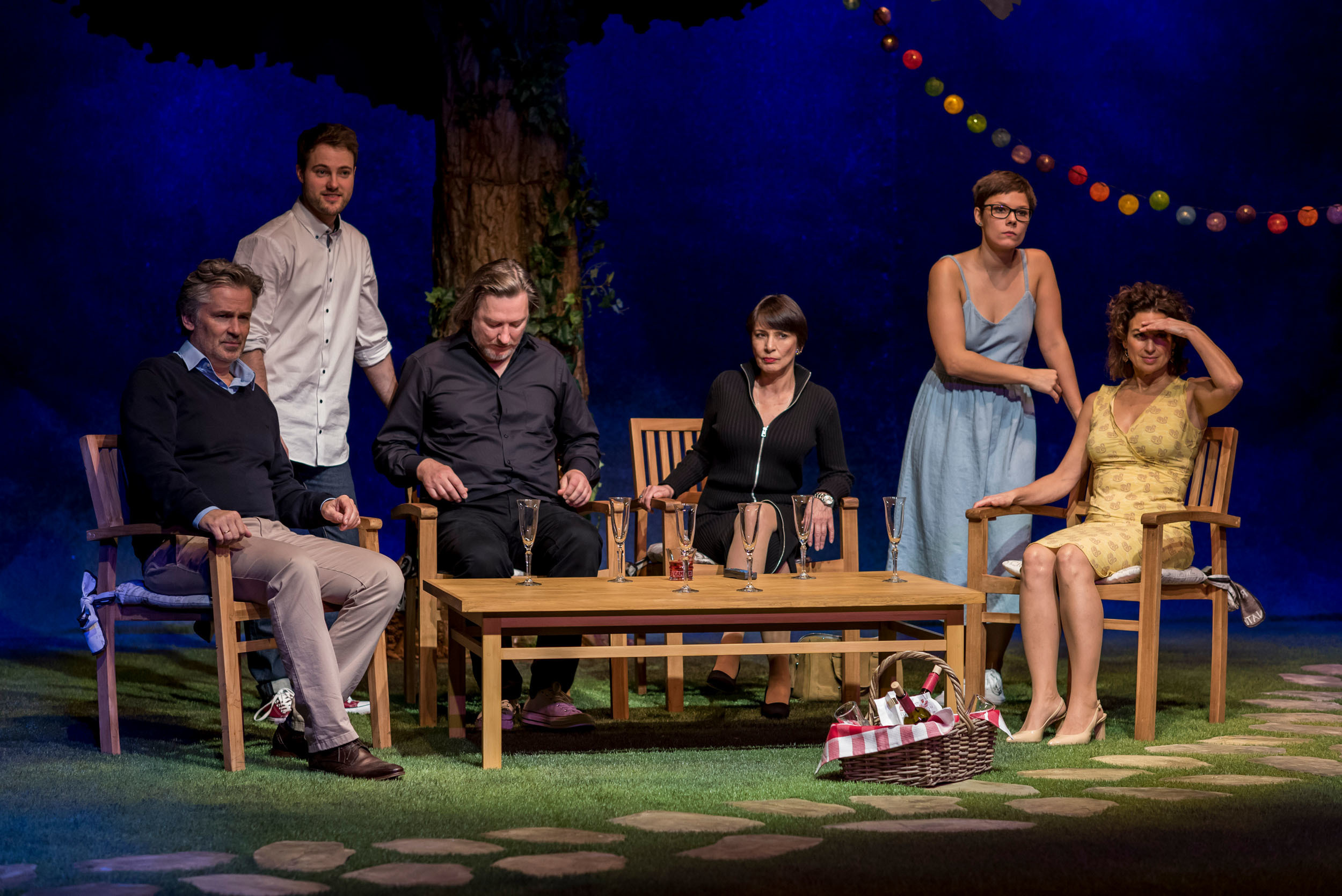 Aus einem netten Grillabend wird eine Schlammschlacht. Die Komödie "Sommerabend" feiert am 24. Mai in Essen Premiere. Foto: Theater im Rathaus