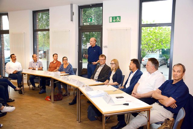 Vertreter von Tiefbauamt, Donetz und DSW21 informierten die Bürger. | Foto: Schmitz