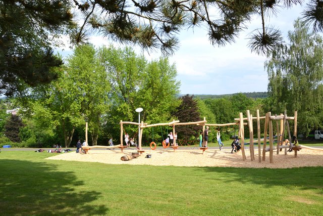 Der Motorik-Trail und Abenteuerpfad in der Mitte des Kurparks wird bereits genutzt.