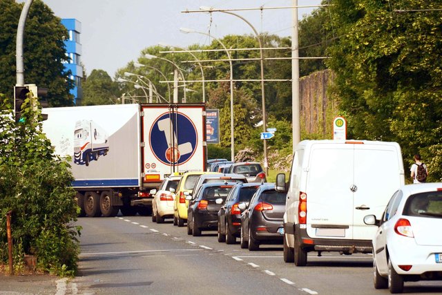 In die Logistikzentren von Rewe und Tedi abbiegende Lkw sorgen häufig für lange Staus auf dem Hellweg. Künftig wird es separate Linksabbiegerspuren geben. | Foto: Schmitz
