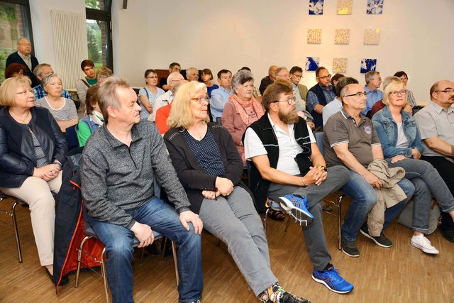 Zahlreiche Bürger informierten sich über den ab November 2018 anstehenden Umbau des Asselner und Brackeler Hellwegs. | Foto: Schmitz