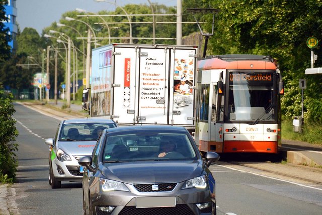 Pkw, Lkw und Stadtbahnen, dazu Radfahrer und Fußgänger sind verkehrs- und planungstechnisch unter einen Hut zu bringen. | Foto: Schmitz