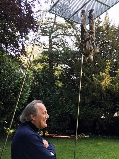 Der Künstler KRAUSEKRAUSE mit seiner Skulptur in der Ruhranlage in der Stadt Mülheim an der Ruhr