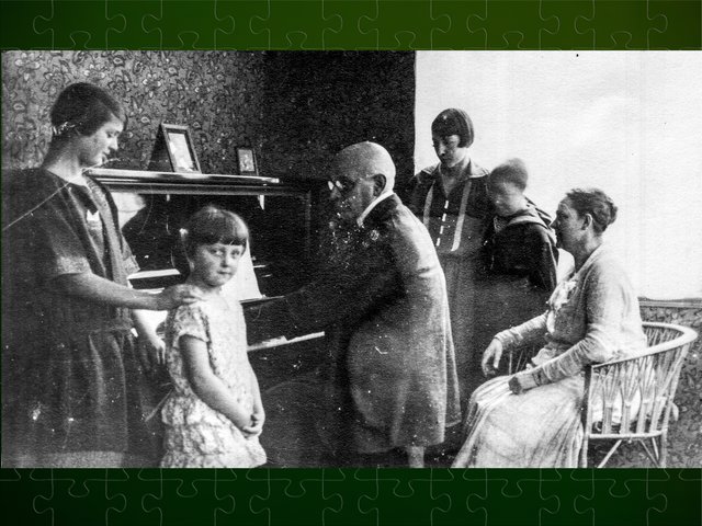 Anno 1925, v.l : 2 Tanten, mein Großvater am Klavier, meine Mutter, mein Onkel,  meine Großmutter,