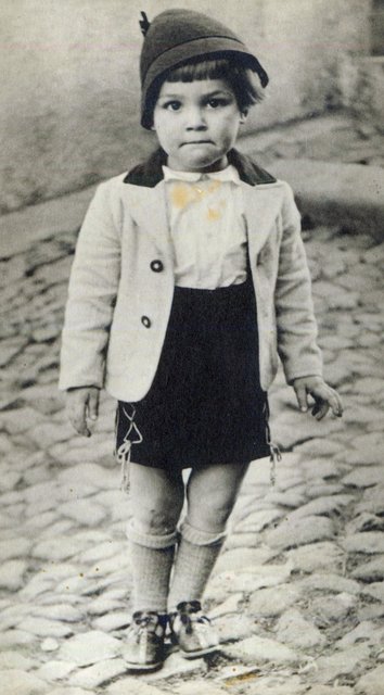 Anno 1942, ich vermißte damals sehr meinen Vater und meine Onkel-----