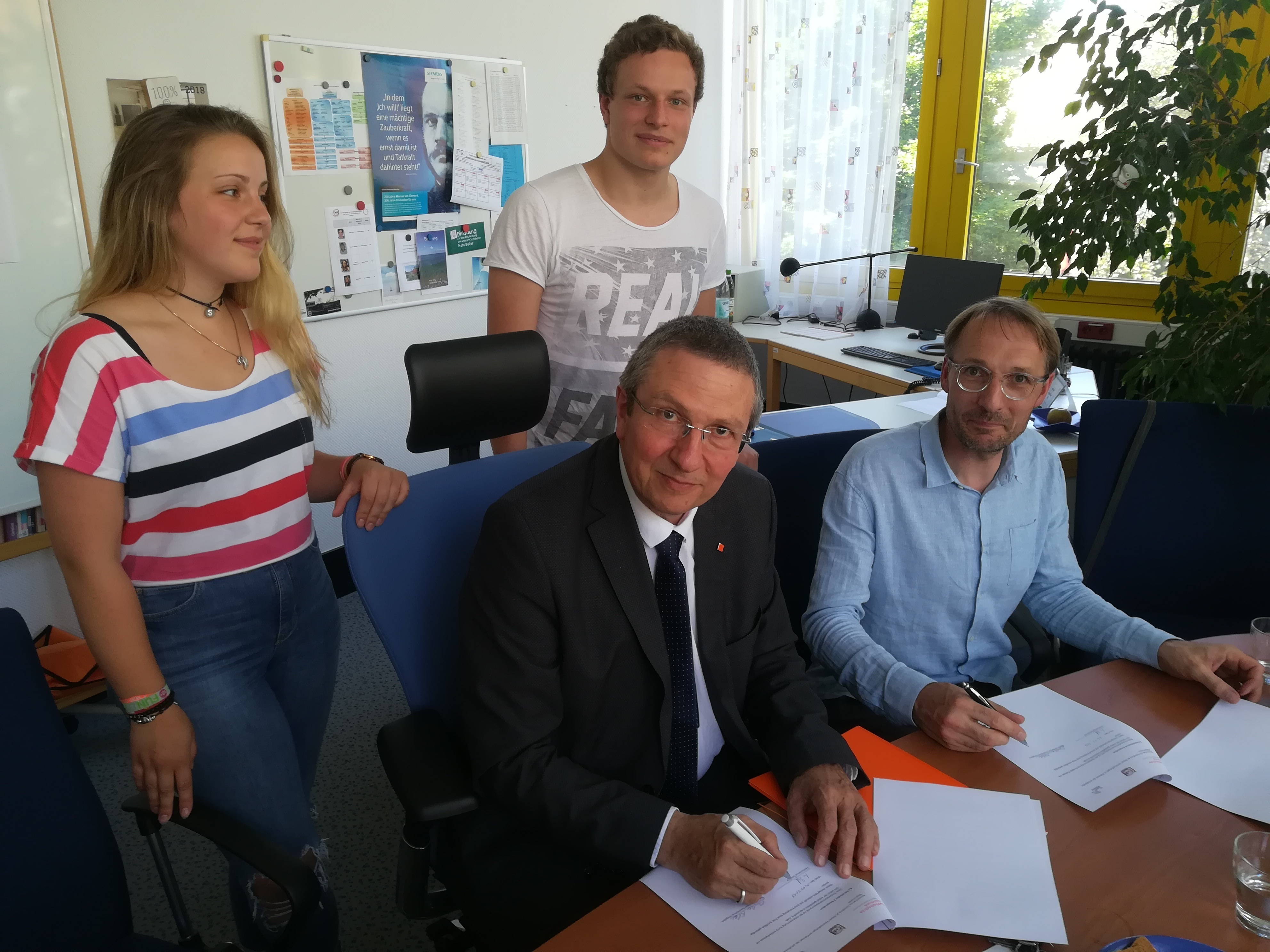 Die Talente Laurenz Schönborn und Joline Müller sowie der stellvertretende Schulleiter Ludger Kloer und FH-Rektor Prof. Dr. Wilhelm Schwick.