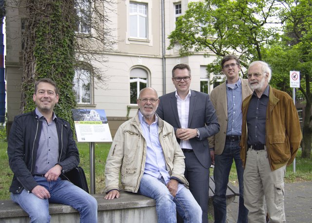 Stellten die Beschilderung der historischen Gebäude und Orte Letmathes im Rahmen eines Pressegespräches vor (v.l.): Karsten Meininghaus (CDU-Ortsunion Letmathe), Rainer Großberndt (Werbegemeinschaft Letmathe), Stadtbaurat Mike-Sebastian Janke, Stefan Baumann (Abteilungsleiter Stadtentwicklung und Grundstücke) und Dr. Norbert Hesse (Vorsitzender Heimatverein Letmathe).