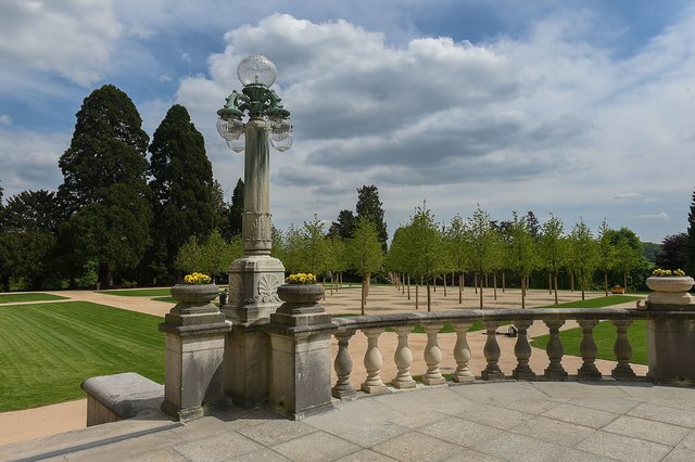 Nach den baulichen Sanierungsmaßnahmen an der Südseite des Gebäudes wurden nun auch die verbliebenen Fragmente der oberen Gartenterrasse wieder hergestellt. Dazu zählt auch der „Lindensaal“, den Alfred Krupp in der Bauphase der Villa Hügel anlegen ließ und der zu den wesentlichen und besonderen Elementen des Parks gehört. Foto: Debus-Gohl