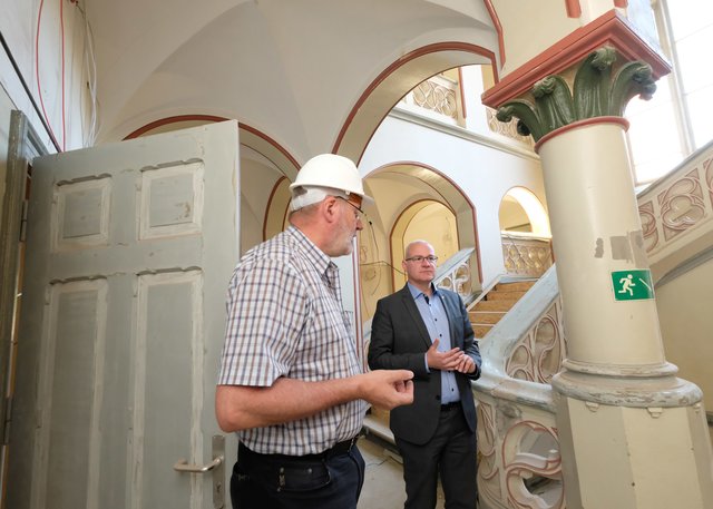 Dieter Giebelstein und Klaus Müller (rechts) erläuterten die Umbaumaßnahmen im Bottroper Rathaus.