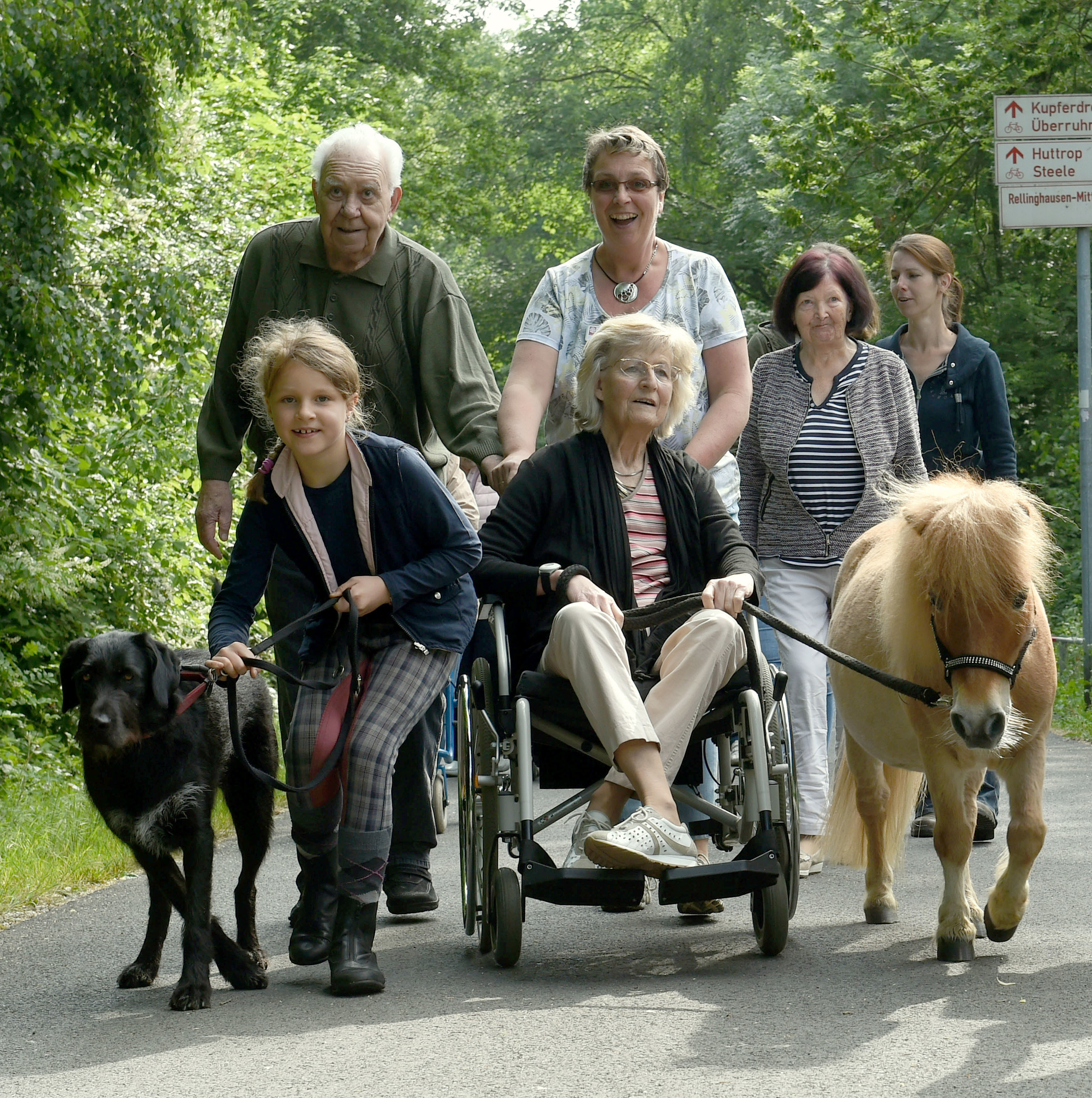 Auch ein gemeinsamer Spaziergang gehörte zum Programm beim Besuch von Pony Silas bei der Tagespflege. Fotos: Debus-Gohl