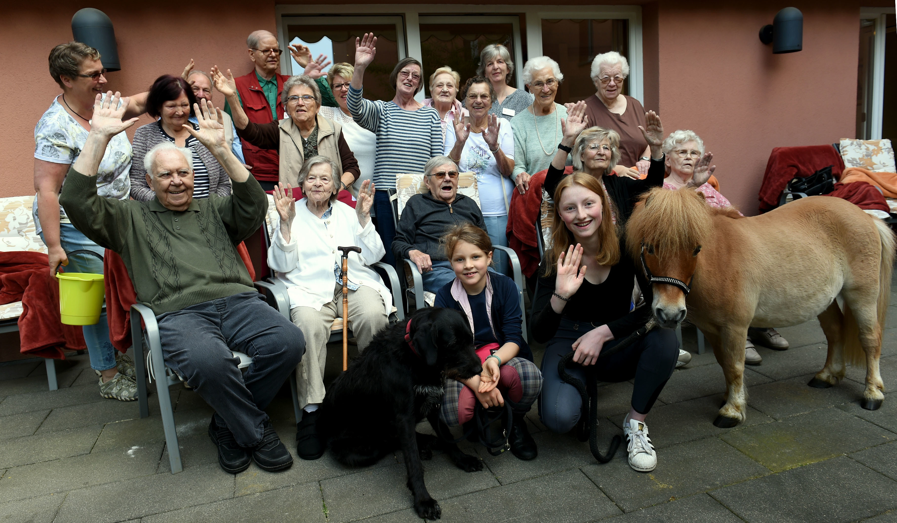 Gruppenbild mit Pony: Da der Besuch von Silas beim letzten Mal große Freude unter den Teilnehmern der Tagespflege ausgelöst hatte, kam Besitzerin Michaela Menke mit dem Vierbeiner erneut nach Stadtwald.