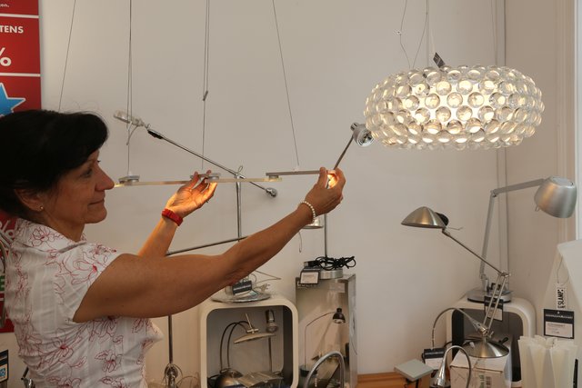 Im Lichthaus Runte warten bis Ende Juni noch zahlreiche ausgefallene Designerstücke auf Liebhaber. Foto: Schulte