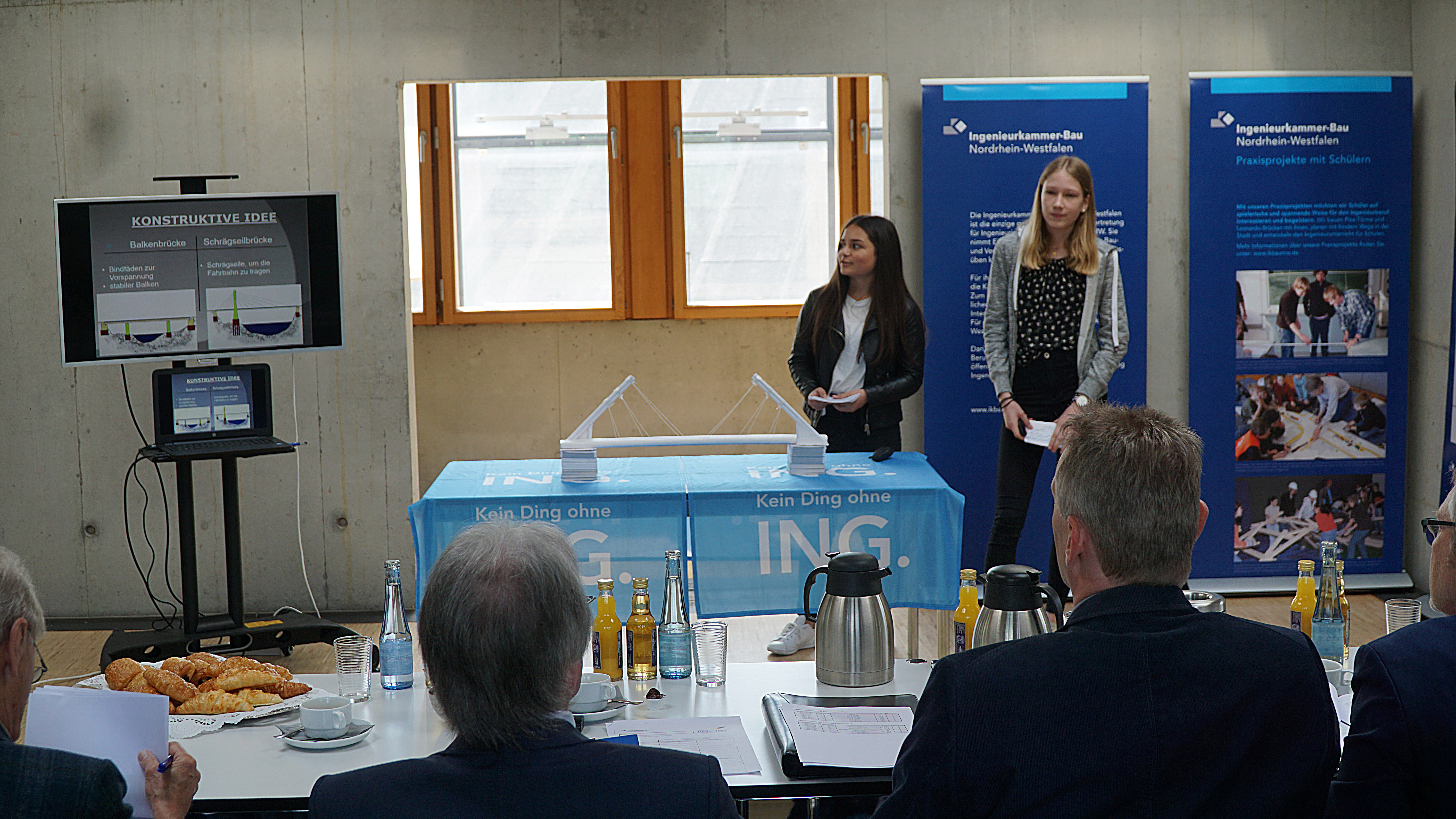 Dilara Kaya und Lea Allissat (v.l.) erklärten ihre Idee während eines fünfminütigen Vortrags vor der Jury der Ingenieurkammer-Bau NRW.