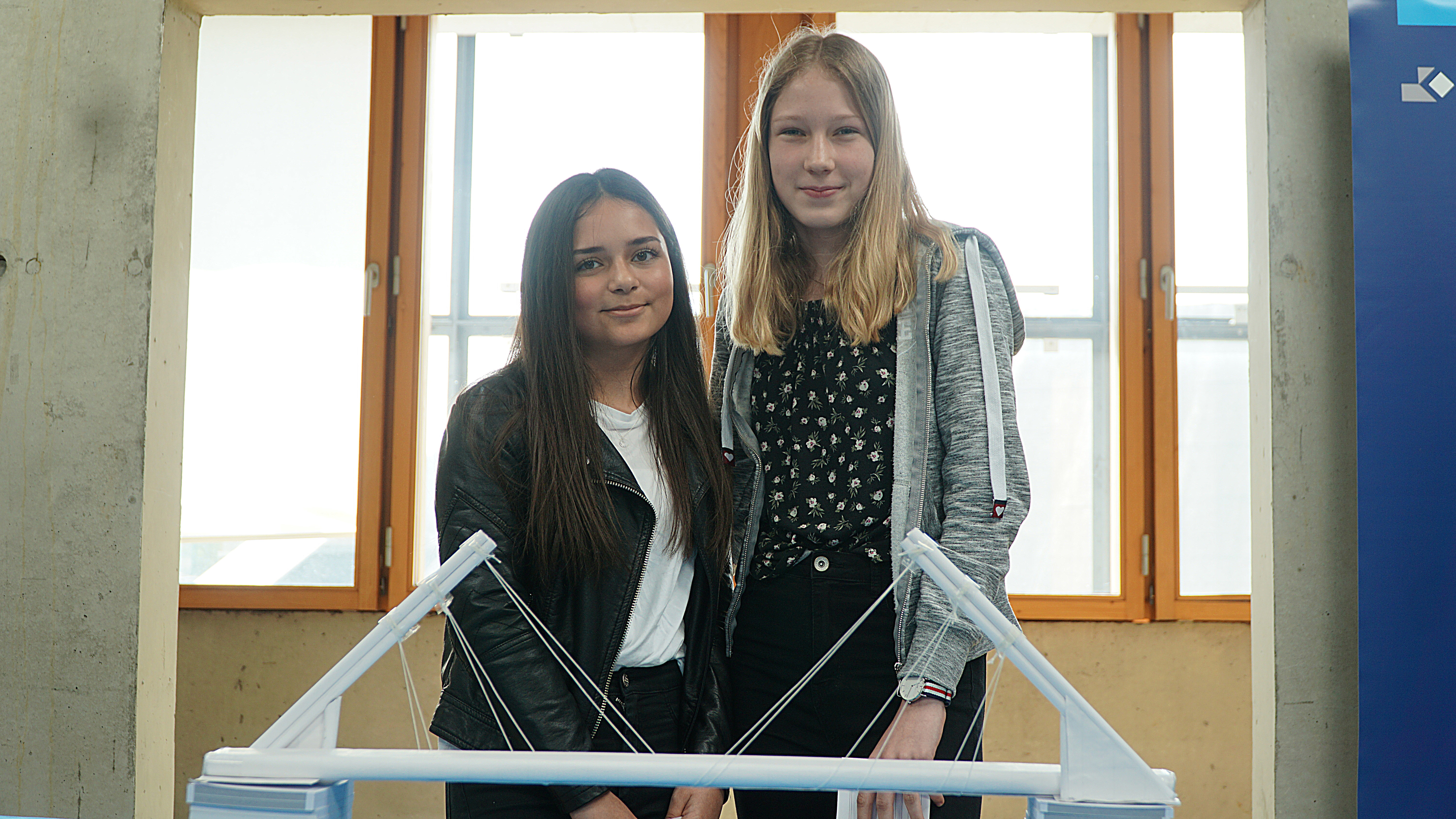 Die erfolgreichen Achtklässerinnen Dilara Kaya und Lea Allissat (v.l.) des Josef-Albers-Gymnasium.