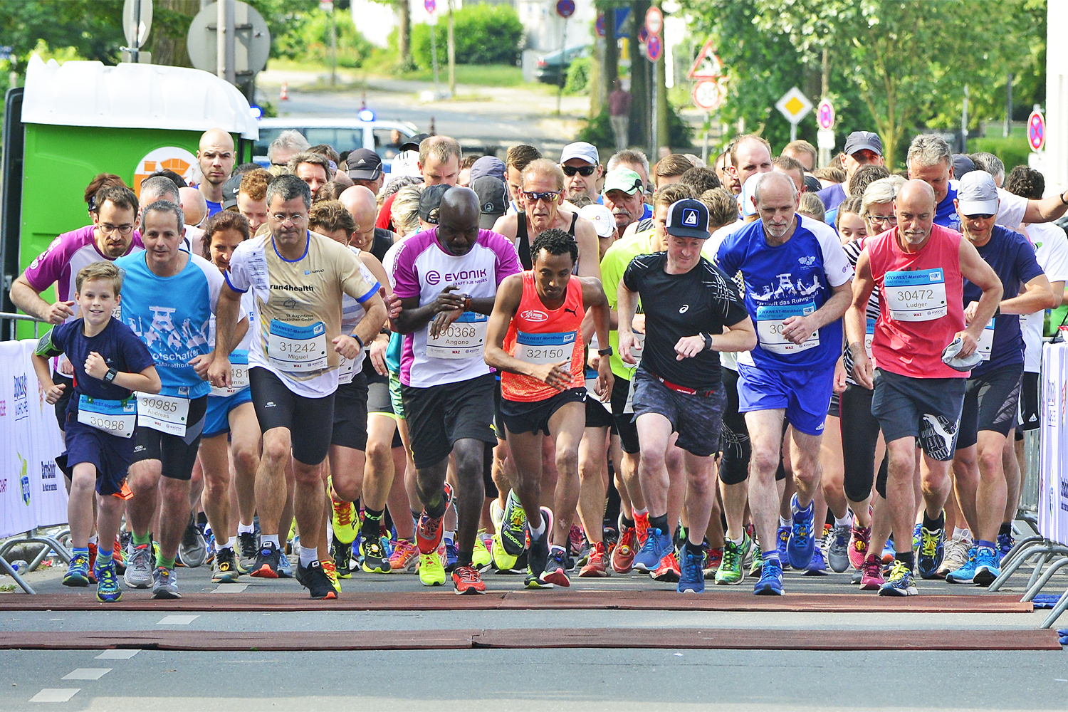 Fanpoint Gladbeck: Fast 1000 Marathonis gingen mit ca. 30-minütiger Verspätung gegen 10.00 Uhr auf die Reise. Grund waren blockierende Autos im Streckenverlauf, die man erst beseitigen musste. Foto: Kariger