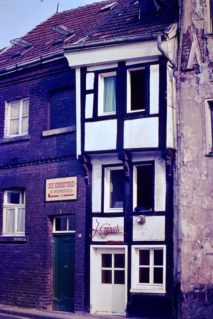 Essen Werden.Das schmalste Haus von ganz Essen.Die Kemnade stand Ursprünglich in der Grafenstr.heute erinnert nur noch ein Duplikat an das Haus.