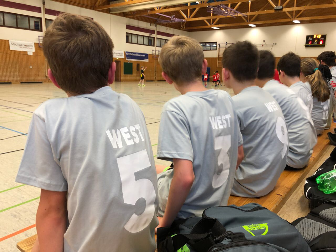 Spieler von SC Phönix, TV Cronenberg, Altendorf 09 und TuRa Altendorf spielten beim Jugendturnier gemeinsam für den Essener Westen
