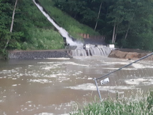 Die Kaskade am frühen Abend. Hält die Böschung? | Foto: Tim Tripp