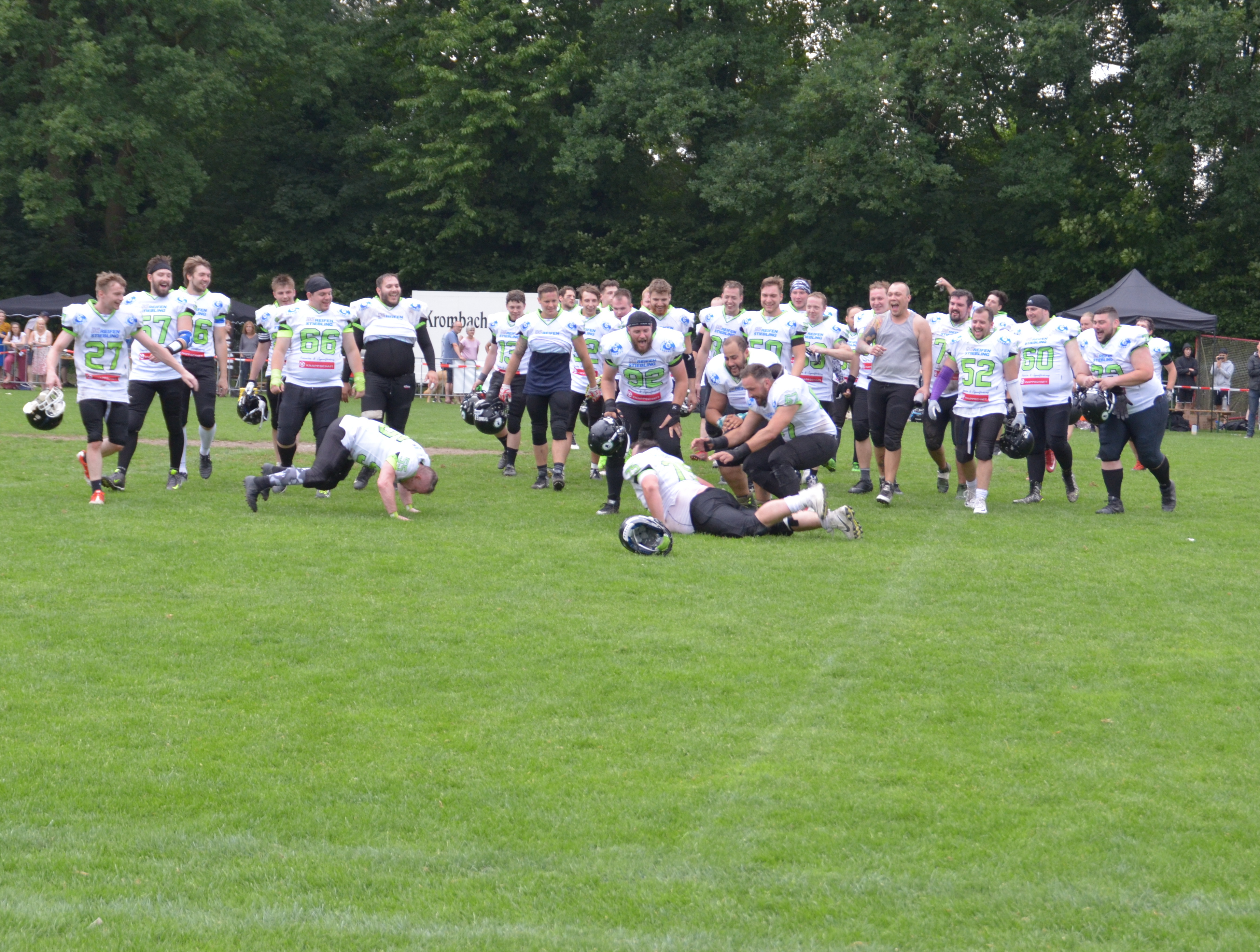 große Freude nach dem klaren Sieg gegen die Münster Blackhawks II