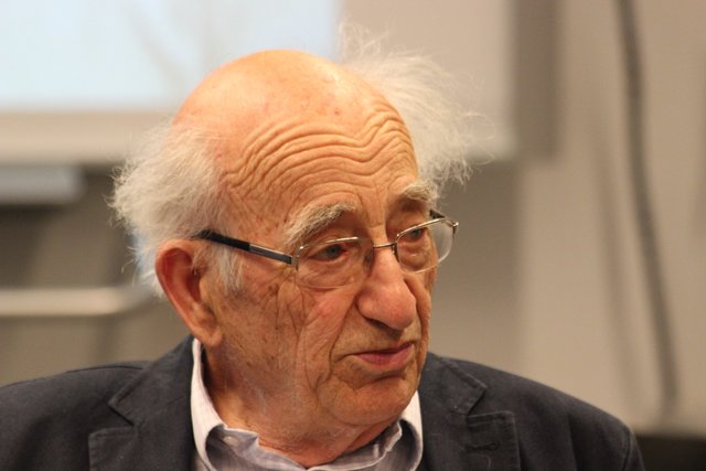 Peter Neuhof überlebte die NS-Diktatur. Sein Vater wurde im Oktober 1943 ins KZ Sachsenhausen eingeliefert und als Widerstandskämpfer jüdischer Abstammung ohne Urteil am 15. November 1943 erschossen. Er selbst wurde verhaftet.