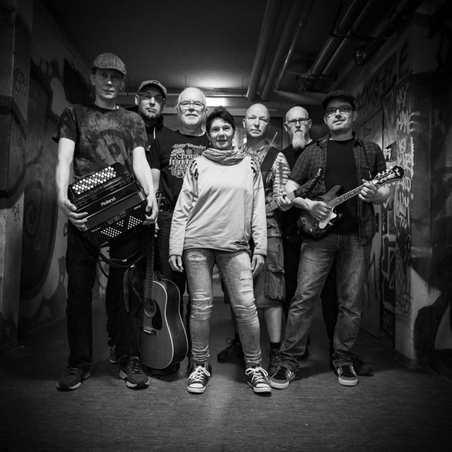 Die Musiker von Irish Maiden um die Wispa-Lagerfeuer-Legende Harry Hamann verwandeln Irish Traditionals in stampfende Rocksongs. Fotos: Veranstalter
