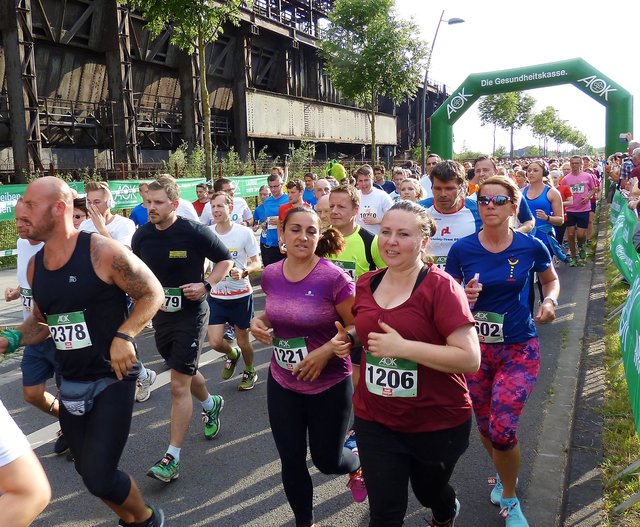 Beliebt und schnell ausverkauft: Der 10. AOK-Firmenlauf hat das Limit von 3000 Teilnehmern bereits Wochen vor dem Start erreicht.  Foto: Archiv/Klinke
