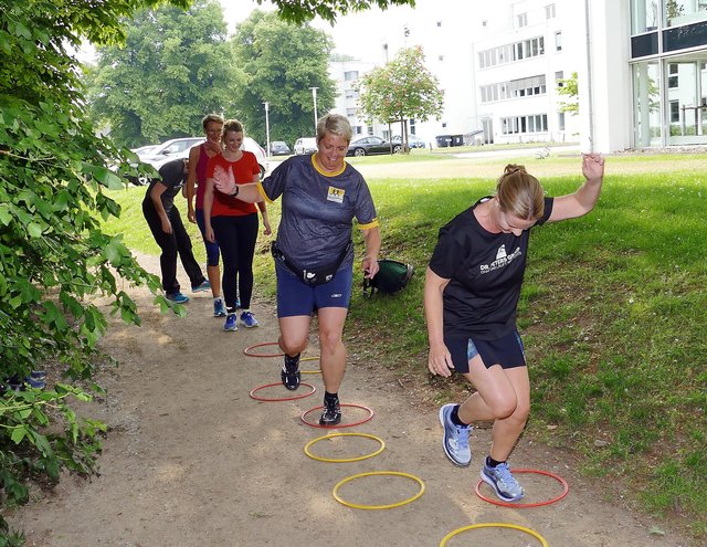 Profi Jana Hartmann trainierte mit den Mitarbeitern der Dr. Peters Group. Die Laufgruppe der Firma hatte das Training beim Stadt-Anzeiger gewonnen.