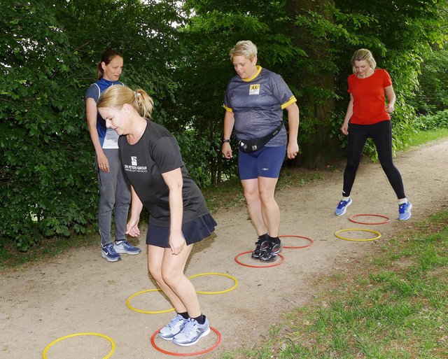 Profi Jana Hartmann trainierte mit den Mitarbeitern der Dr. Peters Group. Die Laufgruppe der Firma hatte das Training beim Stadt-Anzeiger gewonnen.
