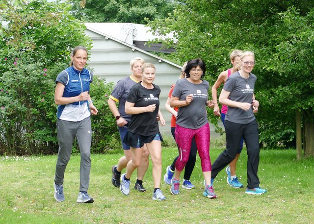 Mit Spaß und Abwechslung macht Jana Hartmann (l.) Anfängern und Fortgeschrittenen Beine: Die Laufgruppe der Dr. Peters Group wurde von der Laufbotschafterin auf den AOK-Firmenlauf vorbereitet. Das ausschließlich weibliche Team hatte sich bei der Aktion des Stadt-Anzeigers beworben und Trainingsstunden mit der Deutschen Meisterin (hinten) gewonnen. „In der Umgebung der Stockholmer Allee kenne ich viele Strecken zum Laufen, das Training hat mit der Gruppe Spaß gemacht“, so Hartmann.