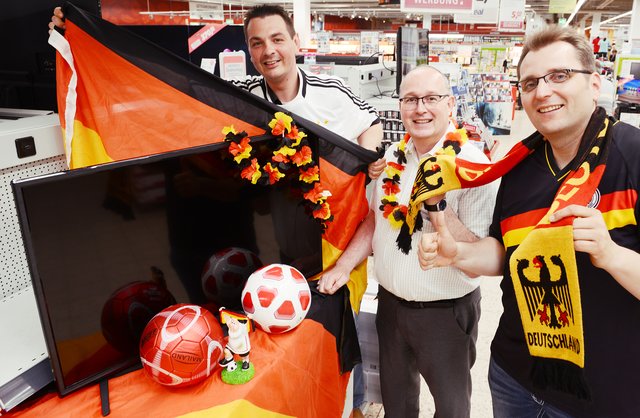 Zeige, was Du am Ball kannst - und gewinne einen von zwei 40 Zoll-Fernsehern, gestiftet von Real. Das Foto entstand im Langenfelder Markt. Auf dem Foto von links: Medienberater Dominique Hackel, Karsten Schäfer, Geschäftsleiter des Real-Marktes in Langenfeld und Redakteur Stefan Pollmanns.