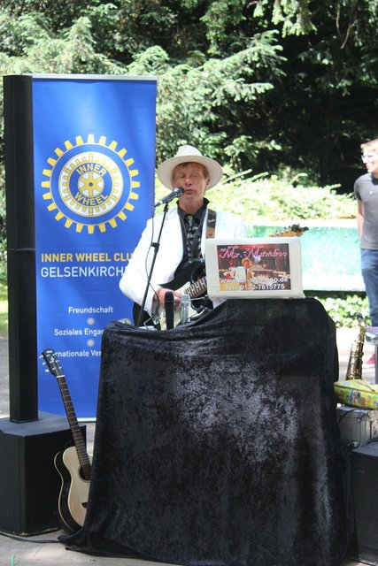 Norbert Labatzki sorgt mit Gitarre, Saxophon und Klarinette wieder für die musikalische Untermalung des Speisens im Freien ein. Foto: Inner Wheel Club