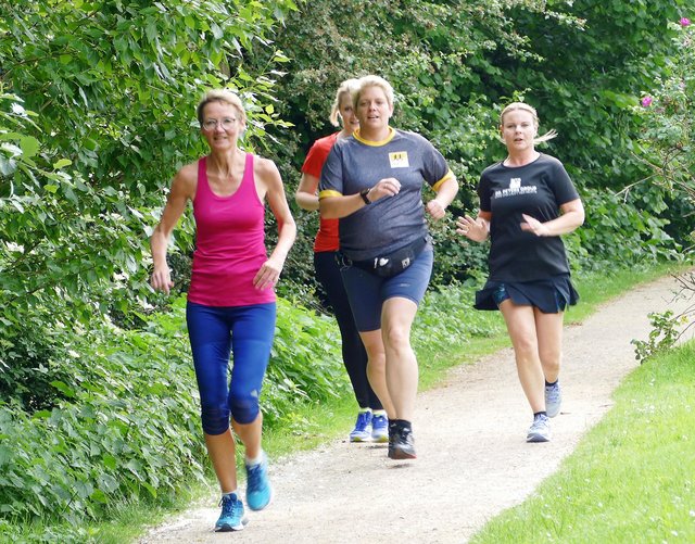 Profi Jana Hartmann trainierte mit den Mitarbeitern der Dr. Peters Group. Die Laufgruppe der Firma hatte das Training beim Stadt-Anzeiger gewonnen.
