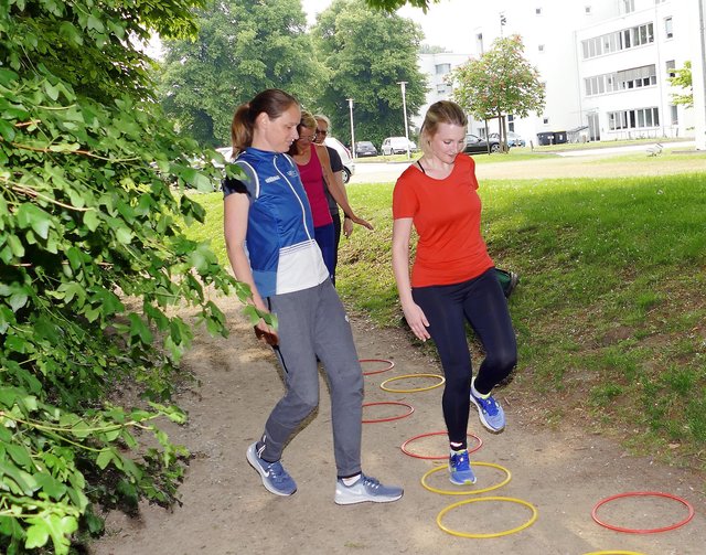 Profi Jana Hartmann trainierte mit den Mitarbeitern der Dr. Peters Group. Die Laufgruppe der Firma hatte das Training beim Stadt-Anzeiger gewonnen.
