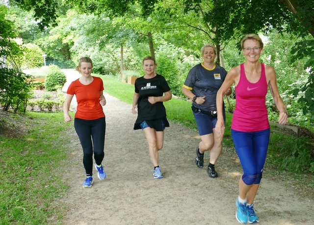 Profi Jana Hartmann trainierte mit den Mitarbeitern der Dr. Peters Group. Die Laufgruppe der Firma hatte das Training beim Stadt-Anzeiger gewonnen.