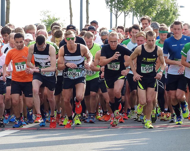 Beliebt und schnell ausverkauft: Der 10. AOK-Firmenlauf hat das Limit von 3000 Teilnehmern bereits Wochen vor dem Start erreicht.  Foto: Archiv/Klinke