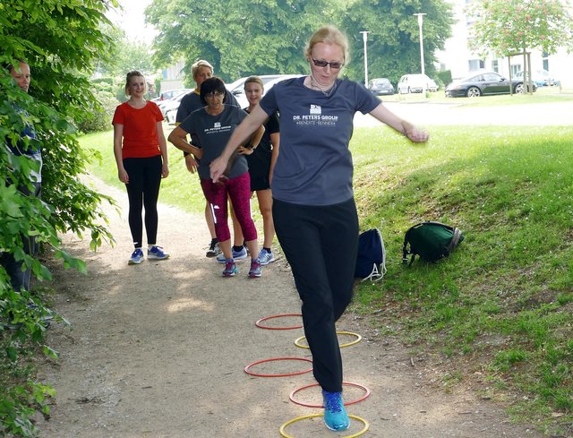 Profi Jana Hartmann trainierte mit den Mitarbeitern der Dr. Peters Group. Die Laufgruppe der Firma hatte das Training beim Stadt-Anzeiger gewonnen.