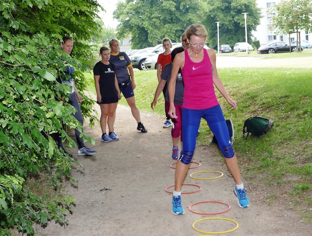 Profi Jana Hartmann trainierte mit den Mitarbeitern der Dr. Peters Group. Die Laufgruppe der Firma hatte das Training beim Stadt-Anzeiger gewonnen.