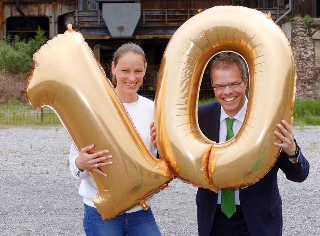 Jörg Jockisch (Spezialist Presse Serviceregion AOK) und Laufbotschafterin Jana Hartmann haben gut lachen. Zumal Jana Hartmann beim Fototermin auch selbst Geburtstag hatte.