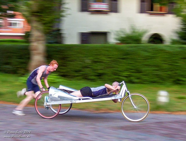 "Gib Gas Henk, sonst schaffen wir es nicht mehr pünktlich zur WM nach Sotschi.."