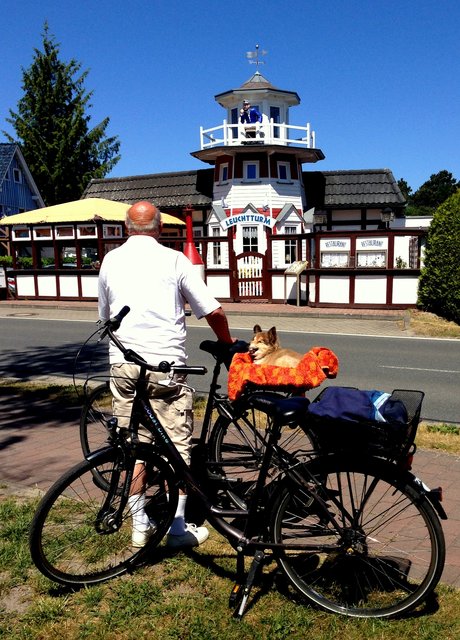 Fahrradtour mit Enkelhund auf Zingst - Begrüßung durch den "Leuchtturmwärter" ;o)