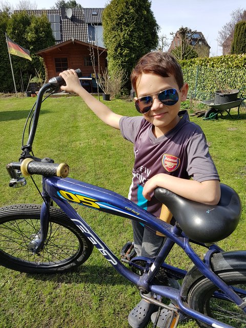 Cooler Junge, cooles Fahrrad