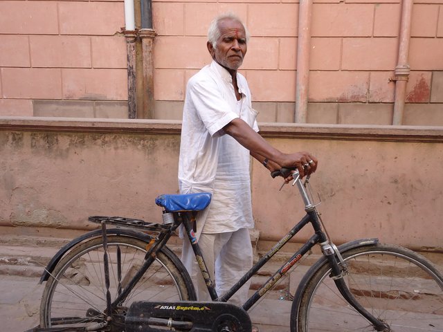 menschen dieser welt - indien - schön, wenn man einen drahtesel besitzt, sei er noch so alt