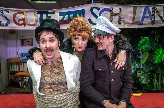 Pirmin Sedlmeir, Lisa Jopt und Johannes Lange sorgen für schräge Unterhaltung.