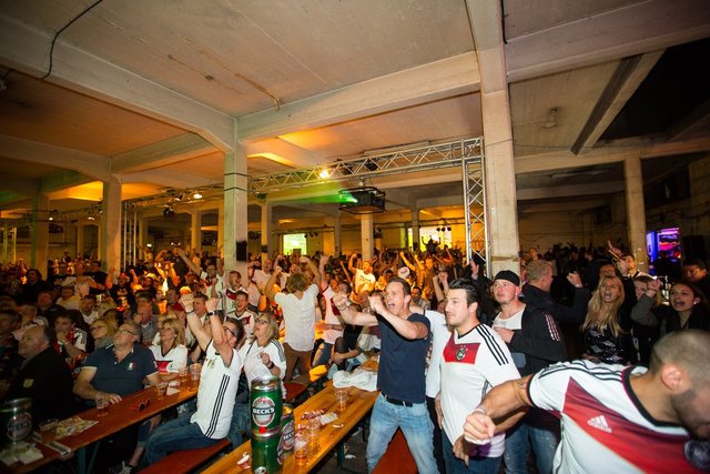 Schon bei der Europameisterschaft 2016 gab es Public Viewing in Rüttenscheid, seinerzeit mit französischem Flair. Diesmal wird die Gestaltung passend zum Austragungsland russisch sein. Foto: Andre Loessel Photography