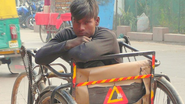 dieser inder ist stolz auf sein fahrrad. er nutzt es als geldeinnahmequelle.