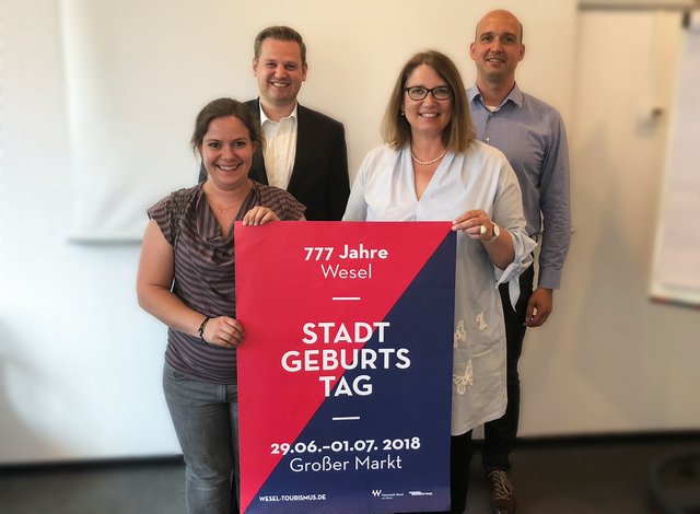 Auf einer Pressekonferenz stellten die Verantwortlichen die Pläne zum Stadtgeburtstag vor. Auf dem Bild (v.l.): Yvonne Weck (Eventmanagerin WeselMerketing GmbH), Rainer Benien (Erster Beigeordneter Stadt Wesel), Bürgermeisterin Ulrike Westkamp sowie Thomas Brockner (Geschäftsführer WeselMarketing GmbH).