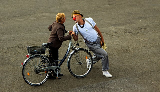 Freundlicher Fahrradclown